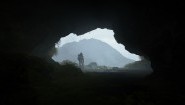 Ausschnitt aus dem Computerspiel "Death Stranding": Am Eingang einer Höhle ist die Silhouette eines Mannes zu erkennen. (IGDB/ Kojima Productions)