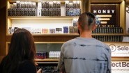 Junge Erwachsene stehen vor einer Auslage mit Vaping-Produkten in den USA. (picture alliance / newscom / Howard Lipin)