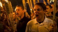 Ein Mann schreit in einer Gruppe von Demonstranten bei einem Fackelmarsch. (ZDF/ anadolu agency/ corum)