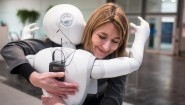 Die Kommunikationsmanagerin von Aldebaran, Aurora Chiquot, umarmt auf der CeBIT Hannover 2016 den humanoiden Roboter "Pepper". (Ole Spata/dpa)