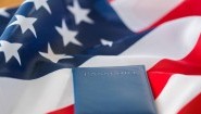 close up of american flag and passport,model released, Symbolfoto,property released PUBLICATIONxINxGERxSUIxAUTxONLY Copyright: xdolgachovx Panthermedia20109418 (www.imago-images.de)