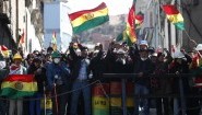 Demonstranten schwenken die Fahne Boliviens. (AP)