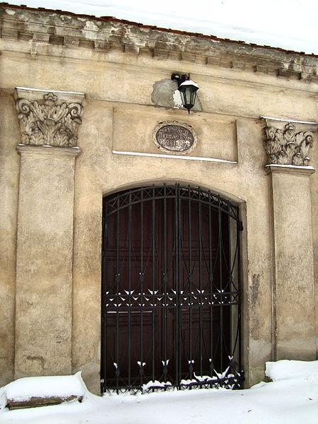 File:!-20100116-wschowa-lapidarium-dom-przedpogrzebowy-katolicki.jpg