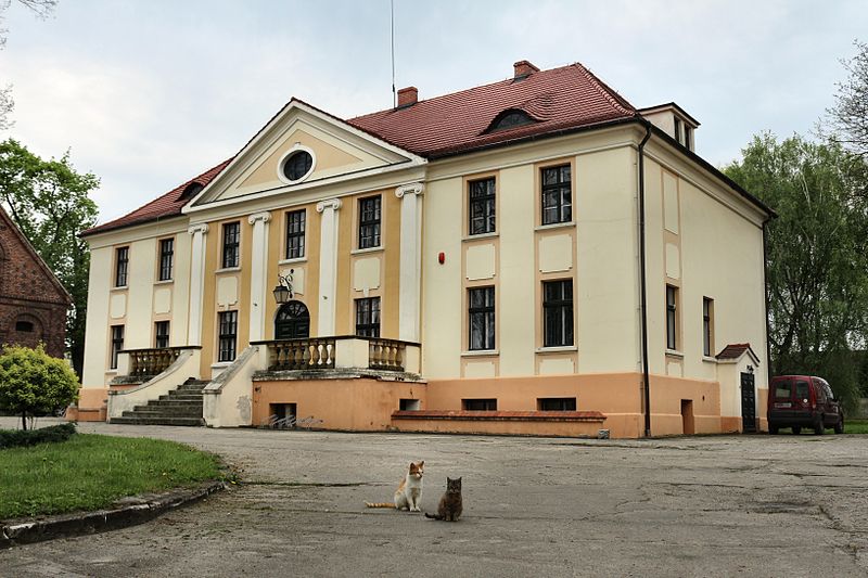 File:!-wschowa-ul-obroncow-dwor-abri-2013.jpg