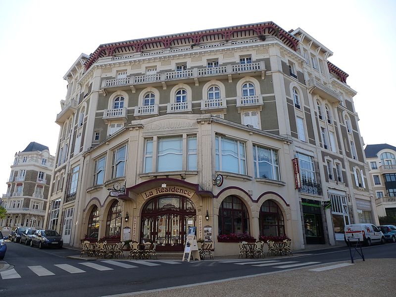 File:" laresedence " a saint lunaire - panoramio.jpg